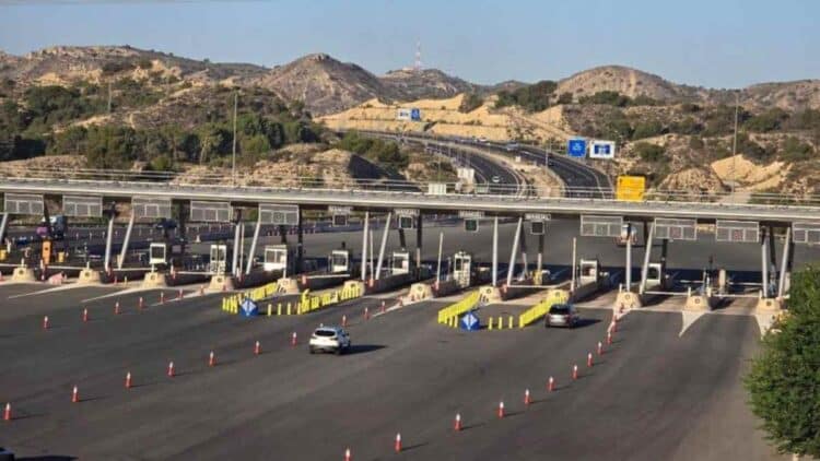 Peaje en la autovía Madrid-Barcelona: cabinas con coches, coste de 19 euros por turismo.