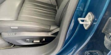 Cerradero metálico en el marco de la puerta del coche que puede convertirse en escalón exprés para llegar al techo.