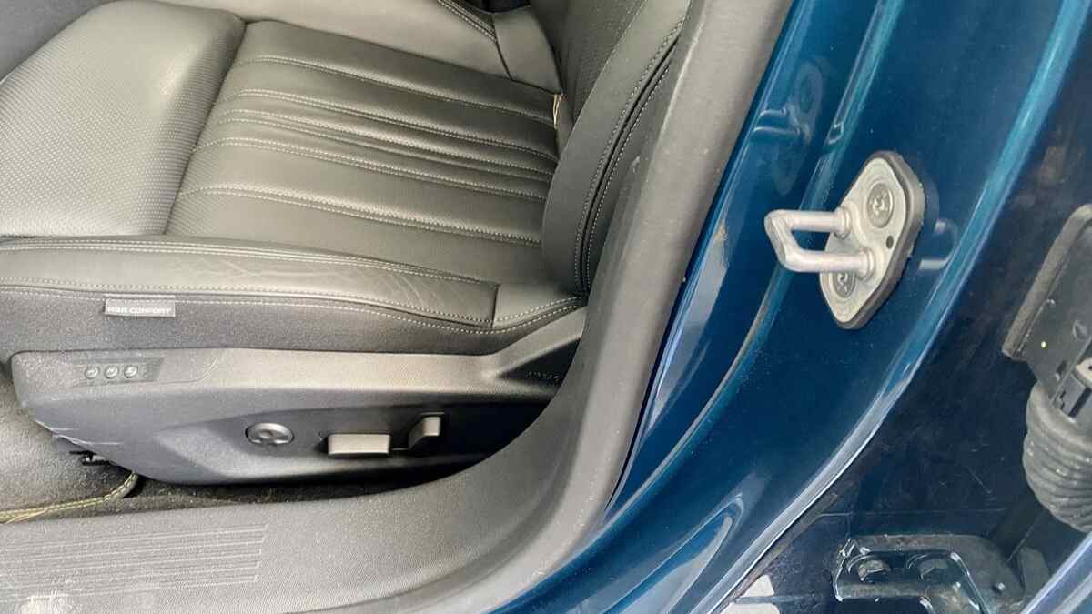 Cerradero metálico en el marco de la puerta del coche que puede convertirse en escalón exprés para llegar al techo.