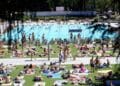 Personas disfrutando de la piscina de Lago en la Casa de Campo de Madrid por 2 euros la entrada.