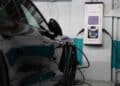Punto de carga para vehículos eléctricos en Madrid, relacionado con el Plan Moves III.