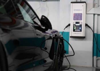 Punto de carga para vehículos eléctricos en Madrid, relacionado con el Plan Moves III.