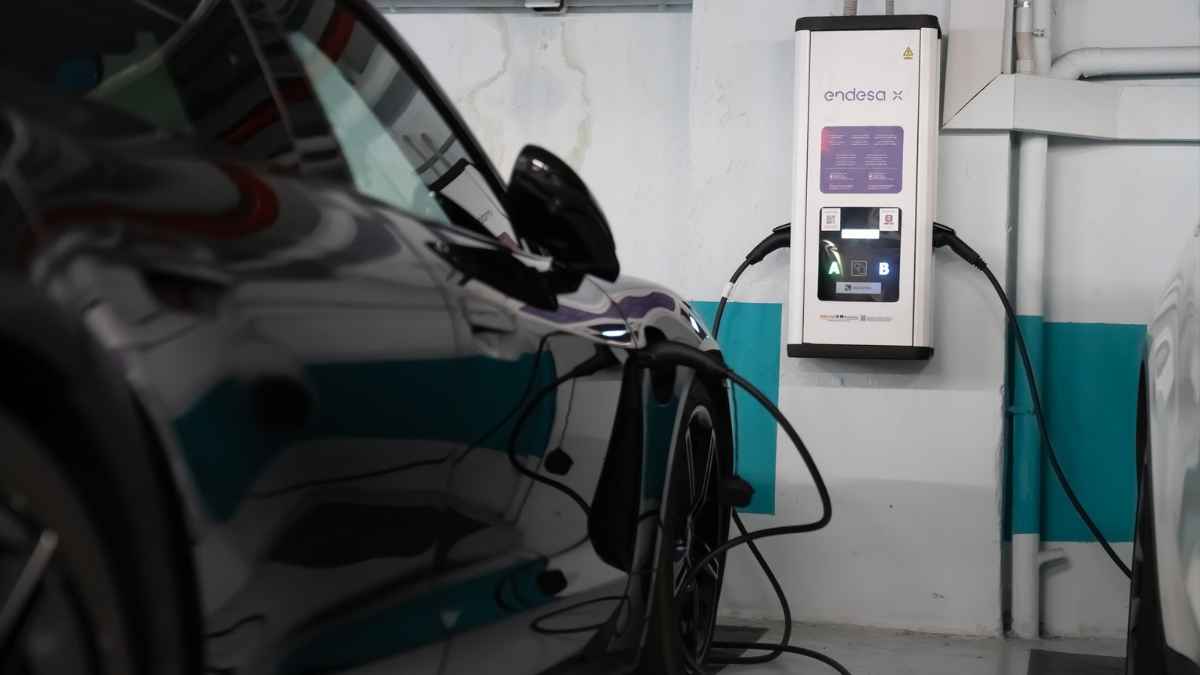 Punto de carga para vehículos eléctricos en Madrid, relacionado con el Plan Moves III.