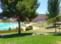 Piscina en Madrid con espacio verde ideal para refrescarse durante el verano, disfrutando de un día soleado y caluroso.