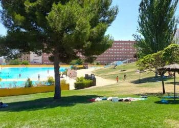 Piscina en Madrid con espacio verde ideal para refrescarse durante el verano, disfrutando de un día soleado y caluroso.