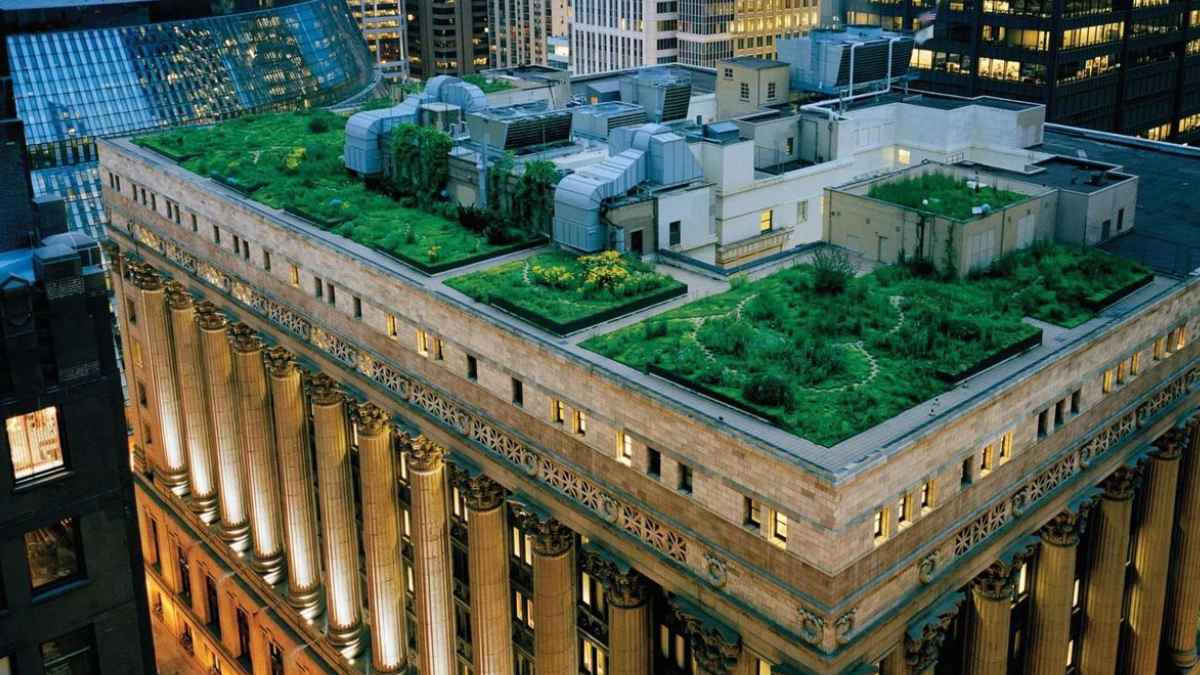 Azotea ajardinada en Madrid al atardecer, símbolo de los planes verdes gratuitos de verano.