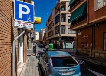 coche aparcado en plaza reservada para discapacitados en una calle de L’Hospitalet de Llobregat.