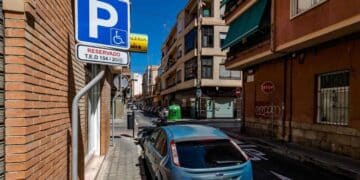 coche aparcado en plaza reservada para discapacitados en una calle de L’Hospitalet de Llobregat.