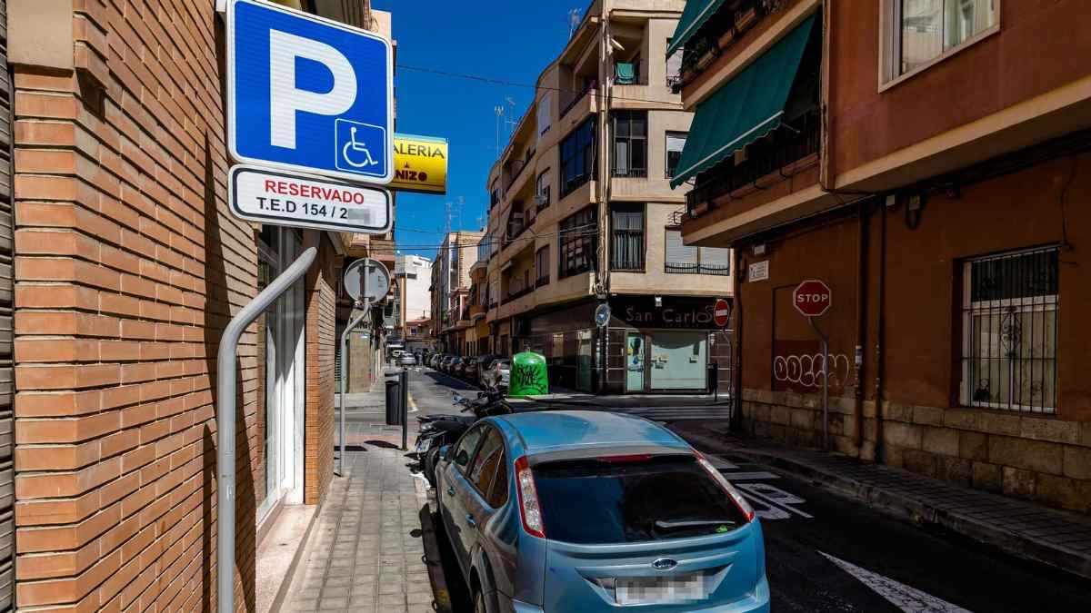 coche aparcado en plaza reservada para discapacitados en una calle de L’Hospitalet de Llobregat.