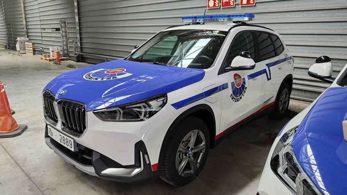 Vehículo BMW policial implicado en polémica por posibles irregularidades en su compra valorada en 70.000 euros