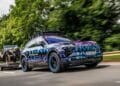 Porsche Cayenne eléctrico en carretera, parte del modelo con sonido V8 falso para simular motor tradicional.