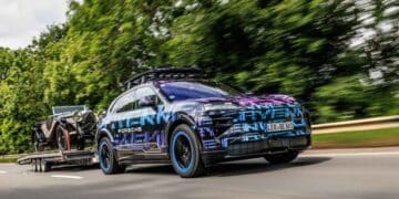 Porsche Cayenne eléctrico en carretera, parte del modelo con sonido V8 falso para simular motor tradicional.