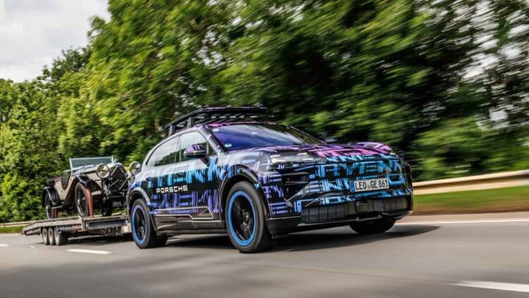 Porsche Cayenne eléctrico en carretera, parte del modelo con sonido V8 falso para simular motor tradicional.