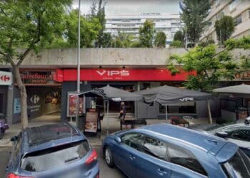 Fachada del primer restaurante Vips abierto en España que cierra en Madrid tras más de 50 años
