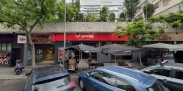 Fachada del primer restaurante Vips abierto en España que cierra en Madrid tras más de 50 años