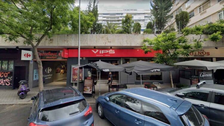 Fachada del primer restaurante Vips abierto en España que cierra en Madrid tras más de 50 años