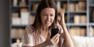 Mujer molesta tras recibir llamada de spam telefónico, primera multa en España por ignorar la Lista Robinson.
