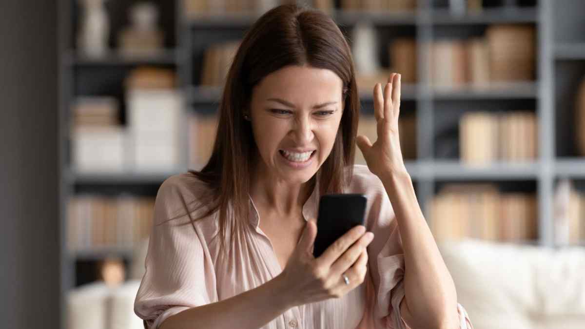 Mujer molesta tras recibir llamada de spam telefónico, primera multa en España por ignorar la Lista Robinson.