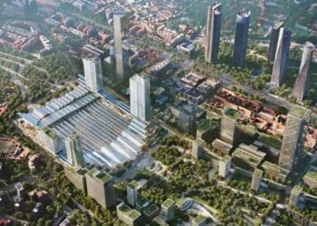 Vista aérea del proyecto Madrid Nuevo Norte con la estación de Chamartín, rascacielos y futuras 184 viviendas asequibles.