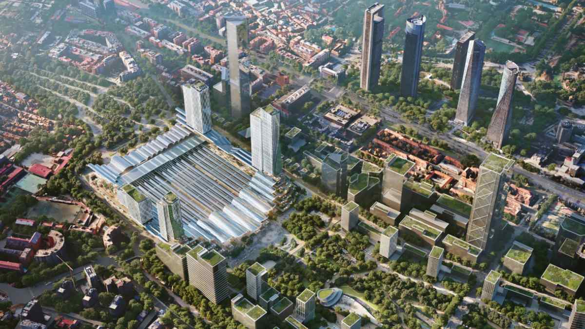 Vista aérea del proyecto Madrid Nuevo Norte con la estación de Chamartín, rascacielos y futuras 184 viviendas asequibles.