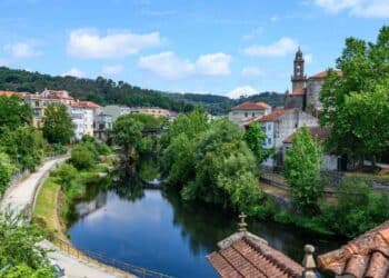 Vista panorámica de un pueblo en España donde el maravedí es la única forma de pago aceptada.