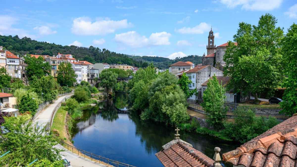 Vista panorámica de un pueblo en España donde el maravedí es la única forma de pago aceptada.