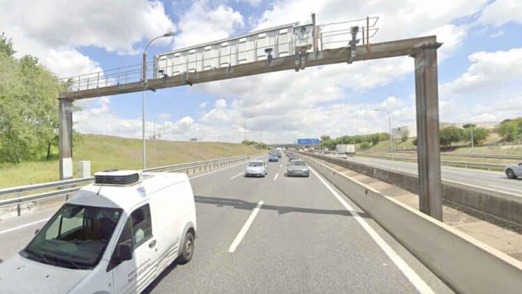 Radar de la M-40 en Madrid, el más activo de España, que multó a 74.873 conductores en 2024.