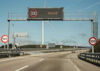 Radar de velocidad en la M-40 de Madrid (km 20) con límite 100 km/h, líder en multas 2024.