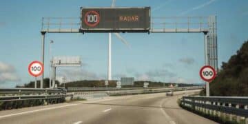 Radar de velocidad en la M-40 de Madrid (km 20) con límite 100 km/h, líder en multas 2024.