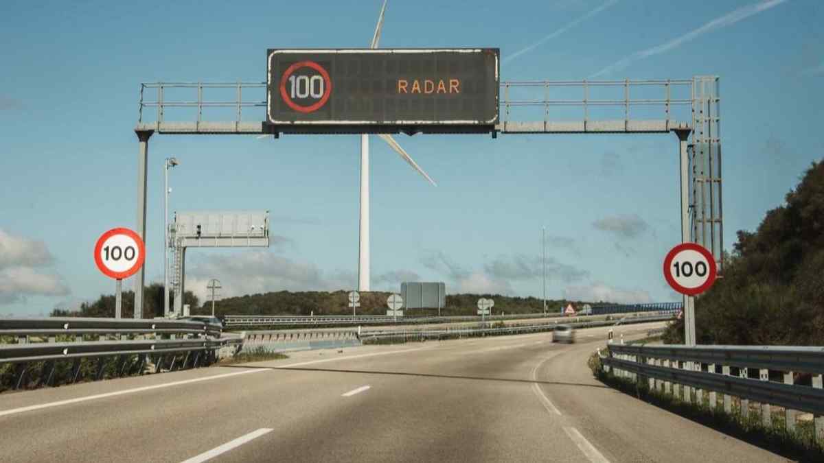 Radar de velocidad en la M-40 de Madrid (km 20) con límite 100 km/h, líder en multas 2024.