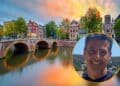 Profesional mayor de 50 años sonríe junto a un canal holandés tras triplicar su sueldo en Países Bajos.
