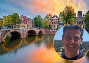 Profesional mayor de 50 años sonríe junto a un canal holandés tras triplicar su sueldo en Países Bajos.