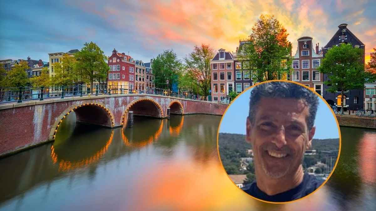 Profesional mayor de 50 años sonríe junto a un canal holandés tras triplicar su sueldo en Países Bajos.