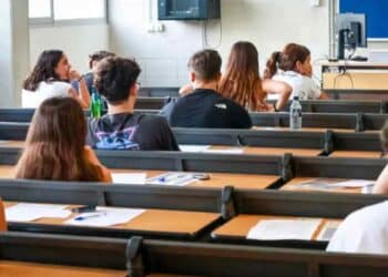 Estudiantes en un aula realizando la PAU extraordinaria de Madrid antes de reclamar su nota.