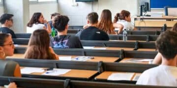 Estudiantes en un aula realizando la PAU extraordinaria de Madrid antes de reclamar su nota.