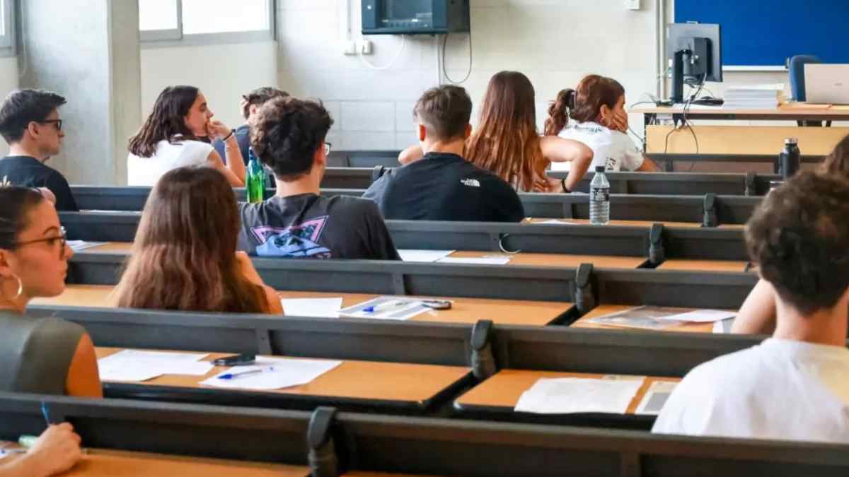 Estudiantes en un aula realizando la PAU extraordinaria de Madrid antes de reclamar su nota.
