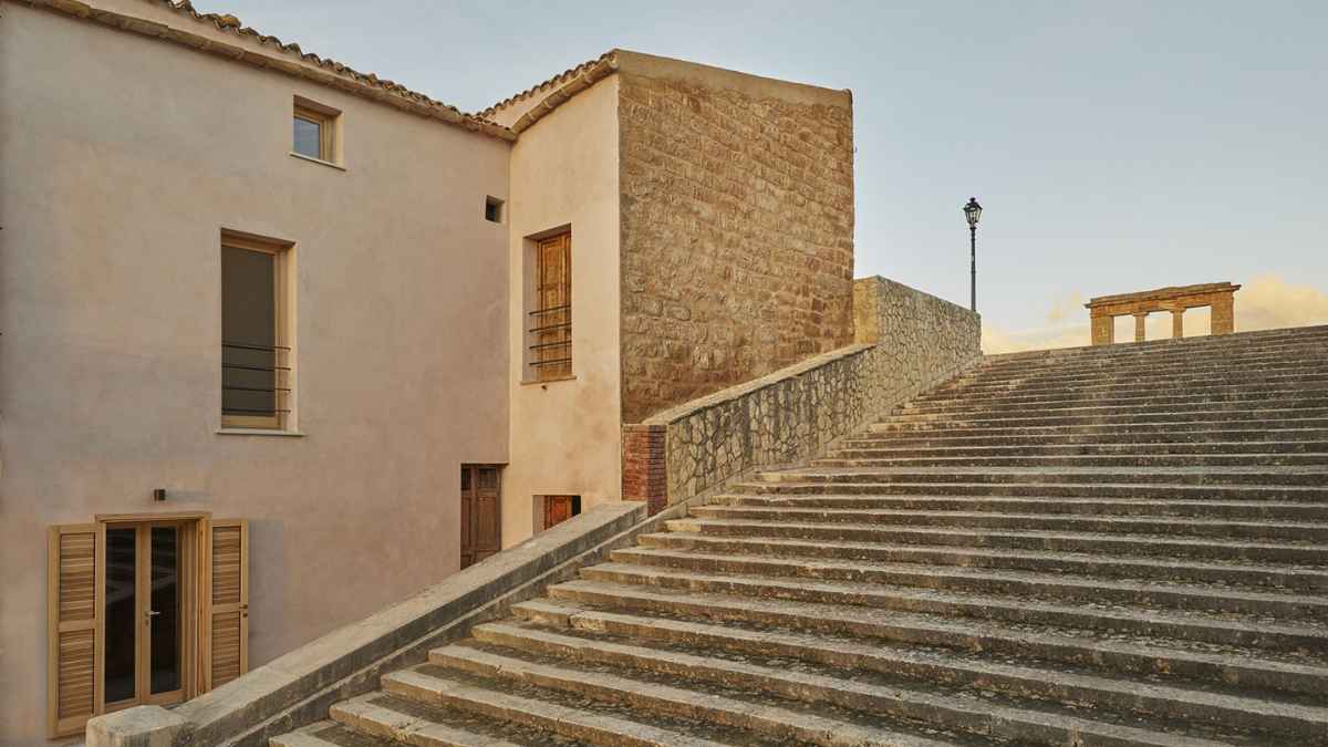 Casa reformada convertida en vivienda de lujo tras ser comprada por solo 1 euro