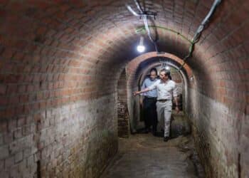 Visita guiada al refugio antiaéreo del Retiro en Madrid, a punto de abrir tras 90 años cerrado.
