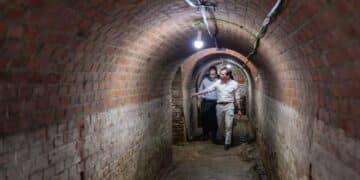 Visita guiada al refugio antiaéreo del Retiro en Madrid, a punto de abrir tras 90 años cerrado.