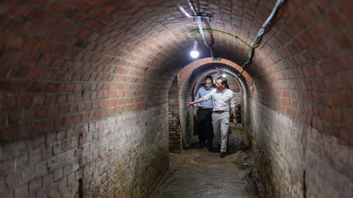 Visita guiada al refugio antiaéreo del Retiro en Madrid, a punto de abrir tras 90 años cerrado.
