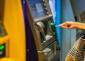 Extracción de efectivo en cajero automático tras fallecimiento; vaciar la cuenta implica aceptar la herencia y pagar Impuesto de Sucesiones.