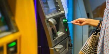 Extracción de efectivo en cajero automático tras fallecimiento; vaciar la cuenta implica aceptar la herencia y pagar Impuesto de Sucesiones.