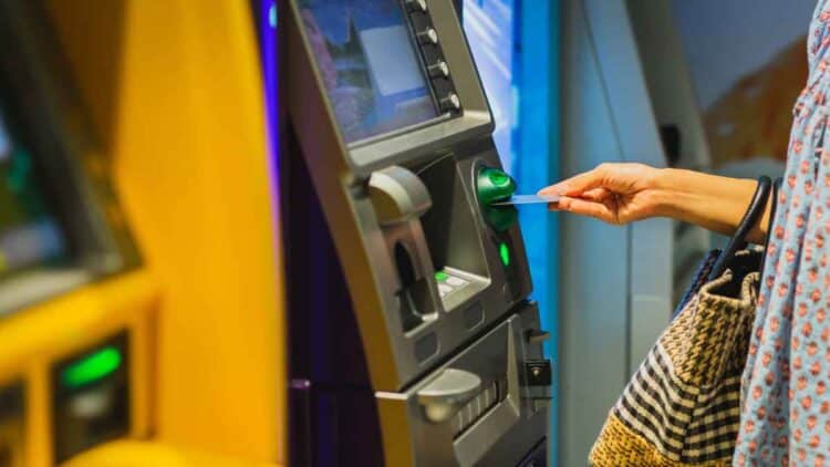 Extracción de efectivo en cajero automático tras fallecimiento; vaciar la cuenta implica aceptar la herencia y pagar Impuesto de Sucesiones.