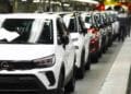 Coches de Stellantis en línea de producción, afectados por un fallo en el motor que requiere reparación gratuita.