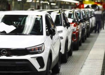 Coches de Stellantis en línea de producción, afectados por un fallo en el motor que requiere reparación gratuita.