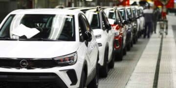 Coches de Stellantis en línea de producción, afectados por un fallo en el motor que requiere reparación gratuita.