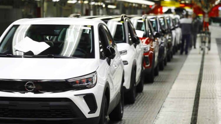 Coches de Stellantis en línea de producción, afectados por un fallo en el motor que requiere reparación gratuita.
