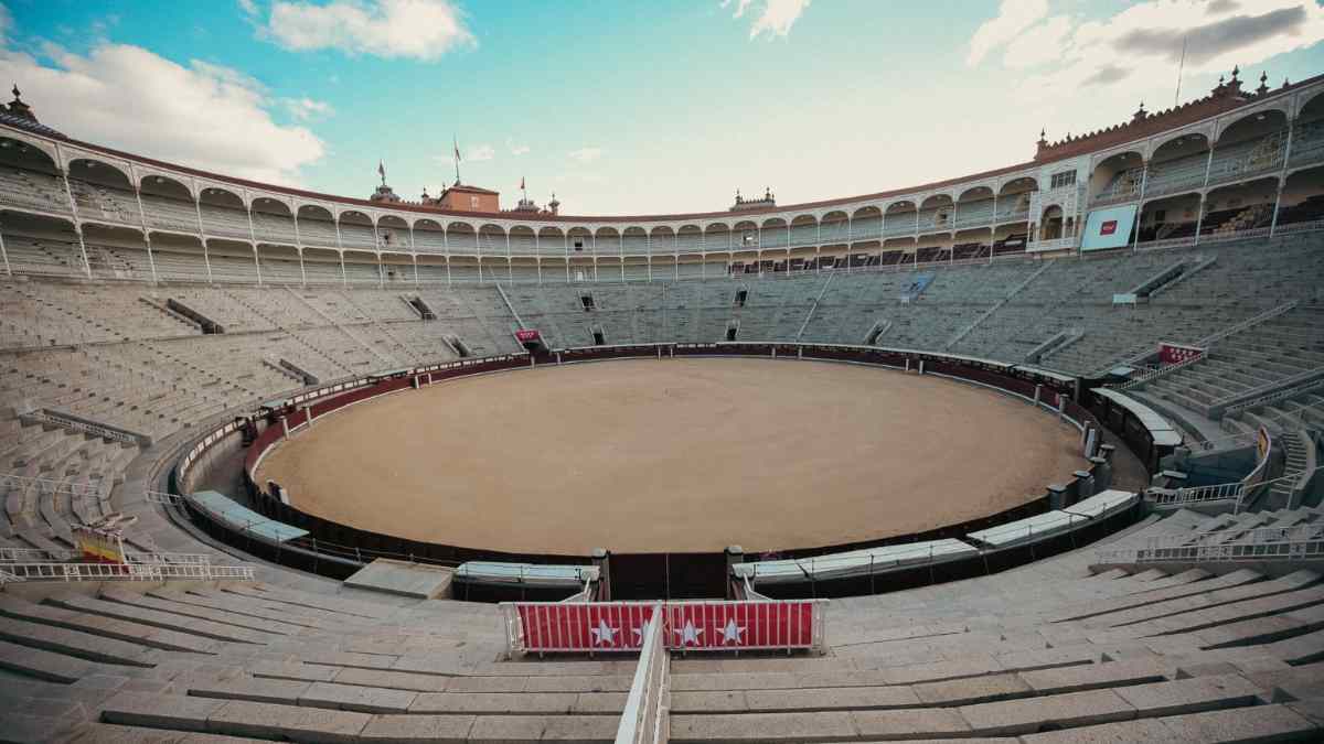 Vista interior de la Plaza de Toros de Las Ventas vacía, antes de la reforma integral con restaurante, rampas y mejoras de seguridad.
