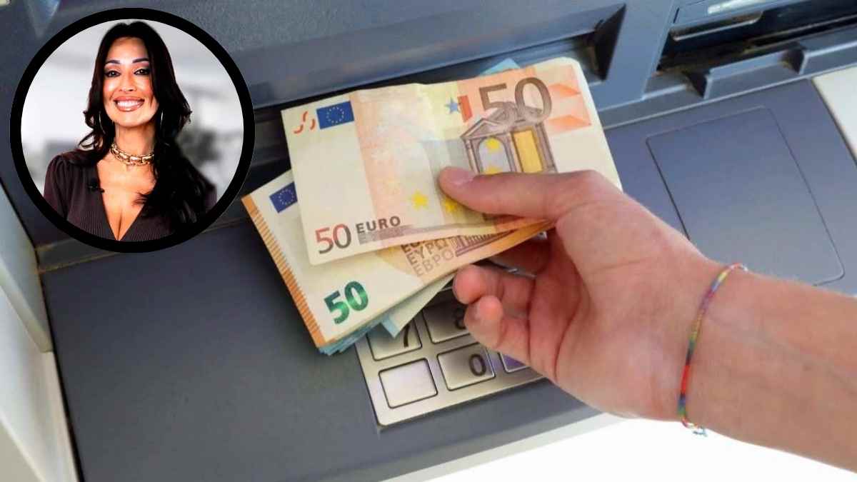 Mano sacando billetes de 50 € de un cajero automático con retrato de una notaria, concepto de riesgos fiscales por herencia.