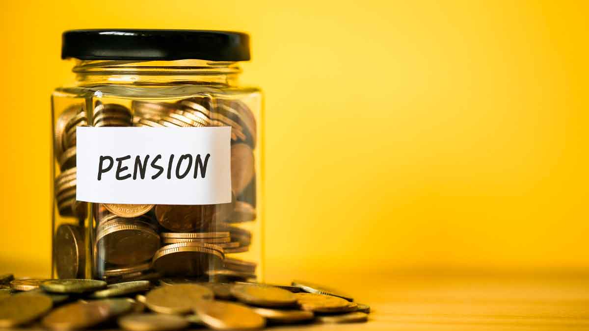 Tarro de cristal con monedas etiquetado como pensión representando el ahorro necesario para la jubilación de jóvenes